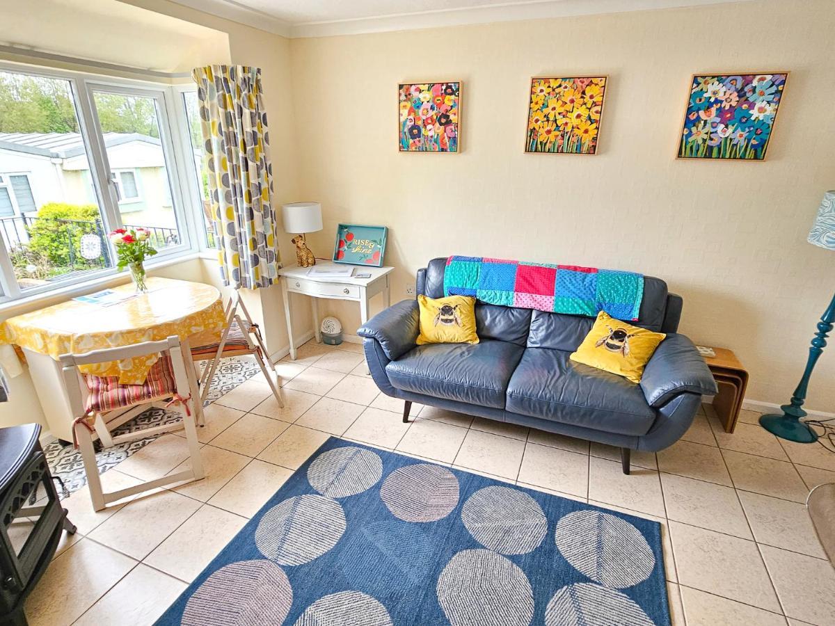 Dart Haven - Cheerful Holiday Bungalow In Galmpton Exterior photo